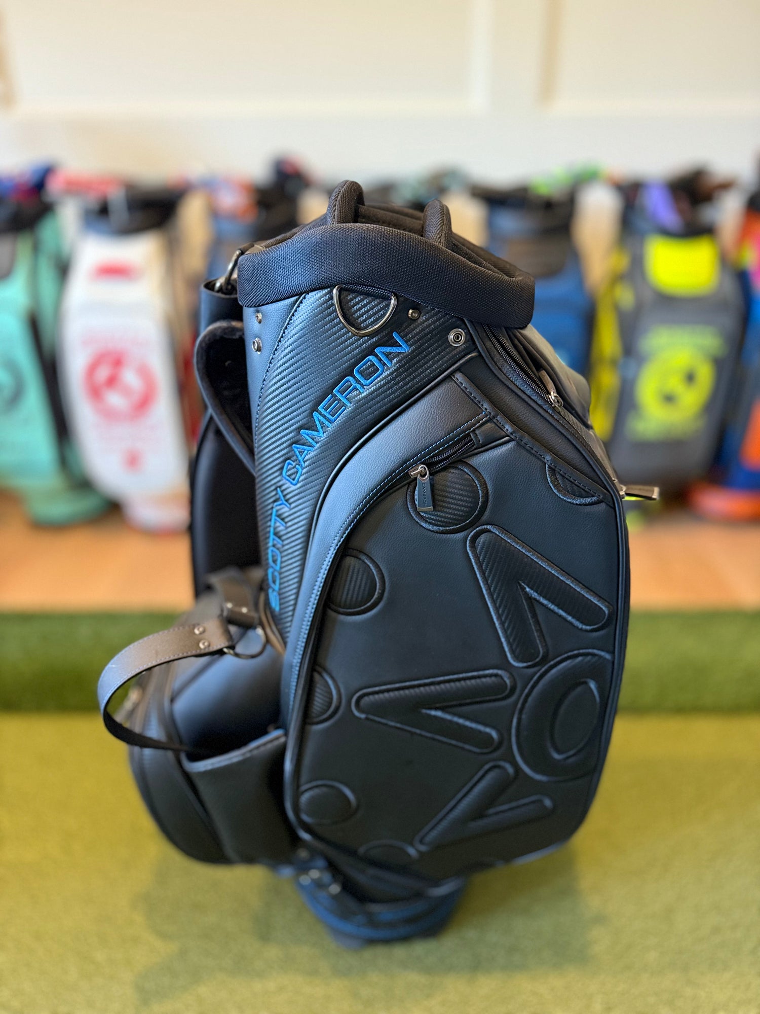 ✨Rare Back in Black Staff Bag Circle T✨