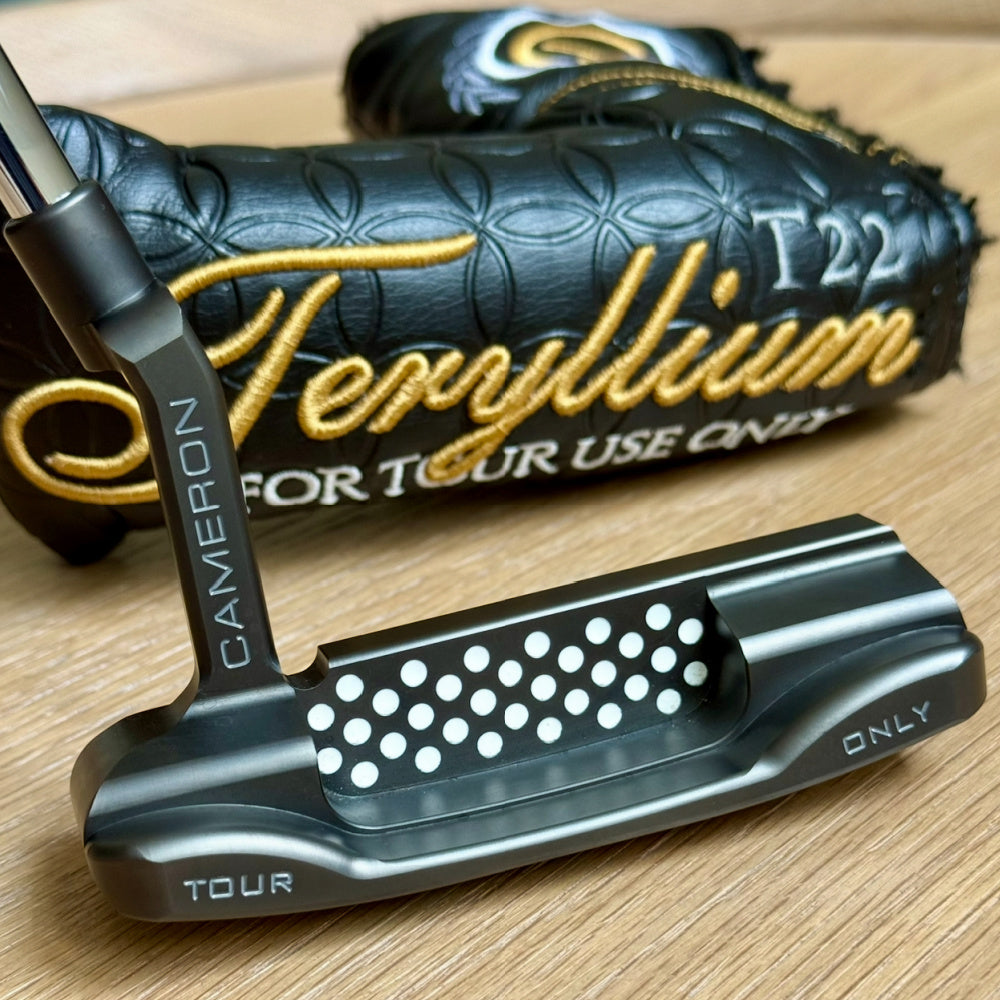 ✨Tour Black Newport T22 Circle T✨
