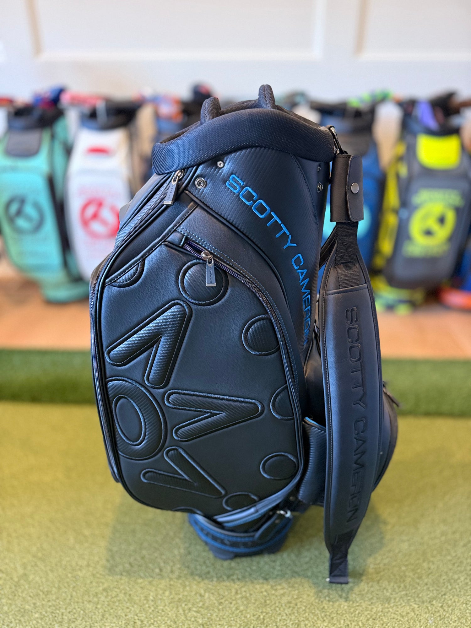 ✨Rare Back in Black Staff Bag Circle T✨