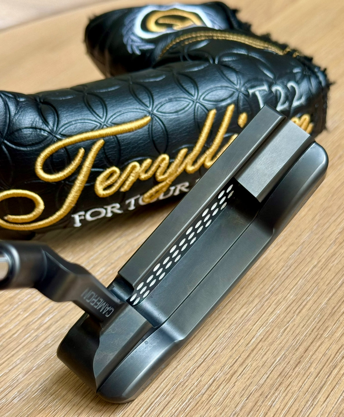 ✨Tour Black Newport T22 Circle T✨