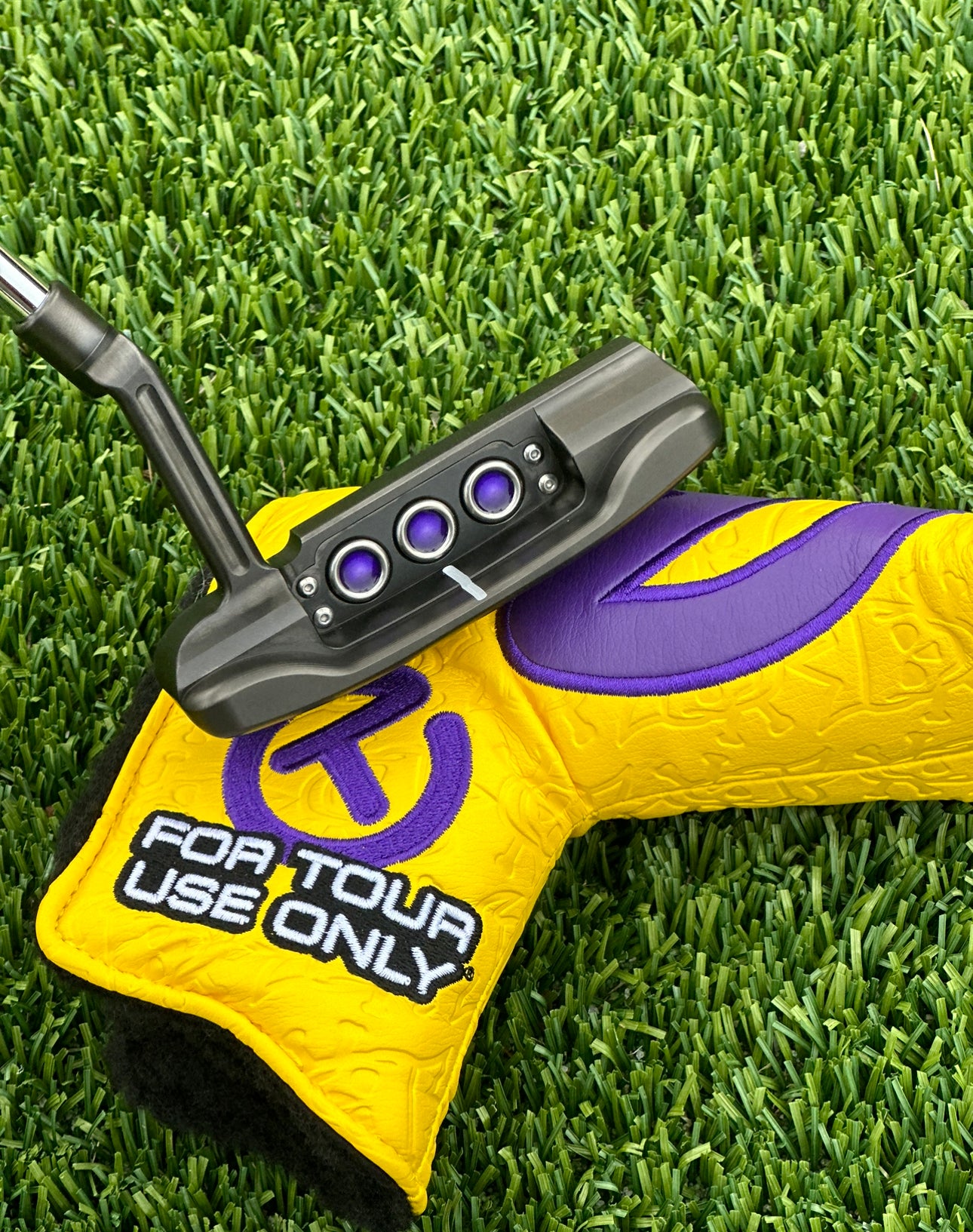 Outil Entraînement Putting Violet Outil D'entraînement Putting Scotty Cameron Circle T - Violet, Aluminium, Neuf, Pour Améliorer Son Putting Au Golf Patrice Courcelle Outil Entraînement Putting Violet Outil D'entraînement Putting Scotty Cameron Circle T - Violet, Aluminium, Neuf, Pour Améliorer Son Putting Au Golf Patrice Courcelle