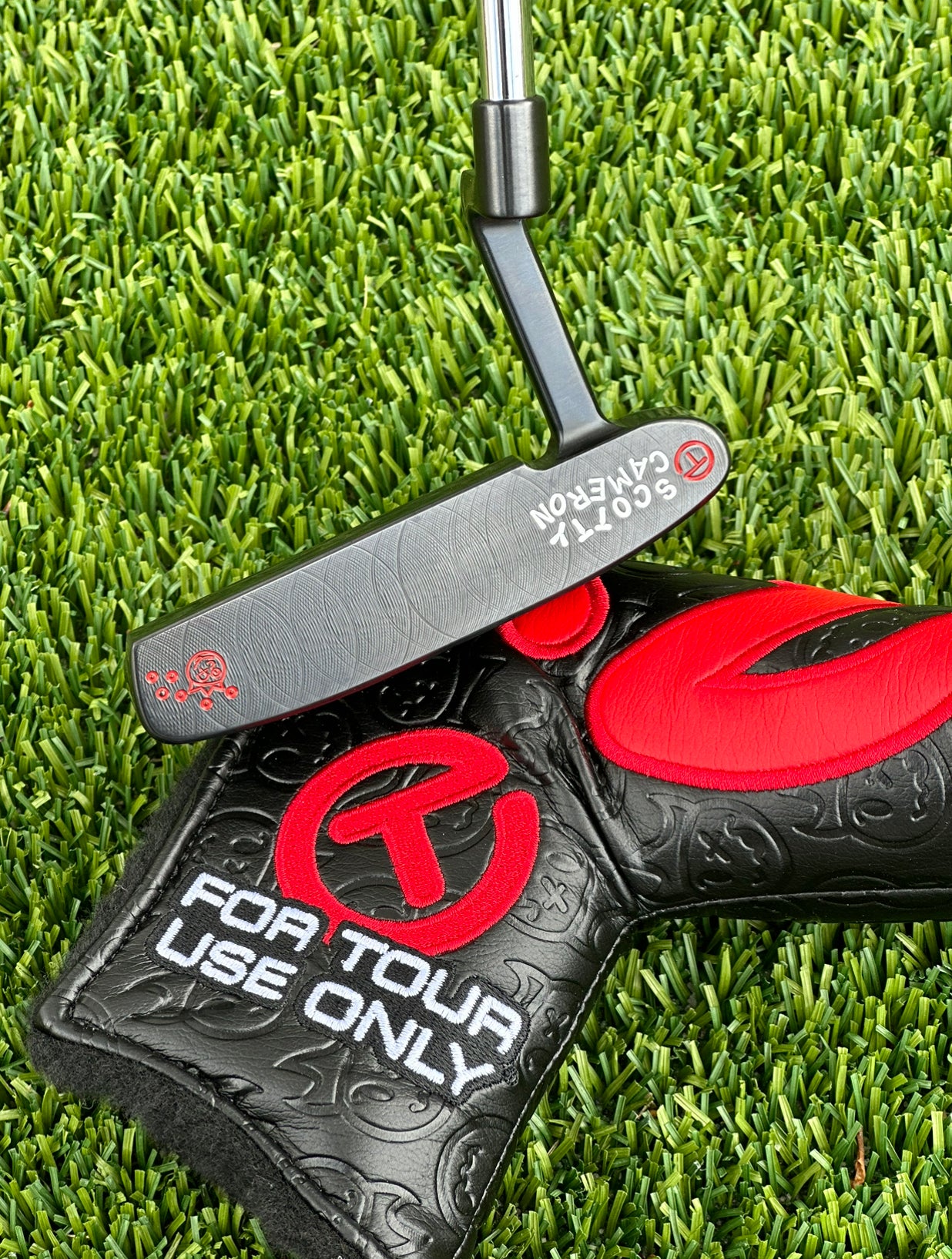 Scotty Cameron Tour Pistolero Plus Circle T Grip - Tour Stock Putters Scotty Cameron Tour Pistolero Plus Circle T Grip - Tour Stock Putters